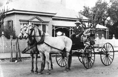 Imagen en blanco y negro de un carruaje tirado por caballos